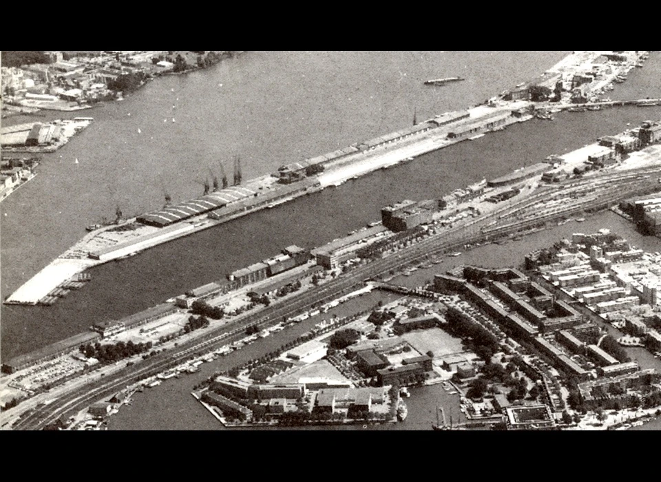 luchtfoto verlaten haventerreinen aan Javakade en Sumatrakade (1982)