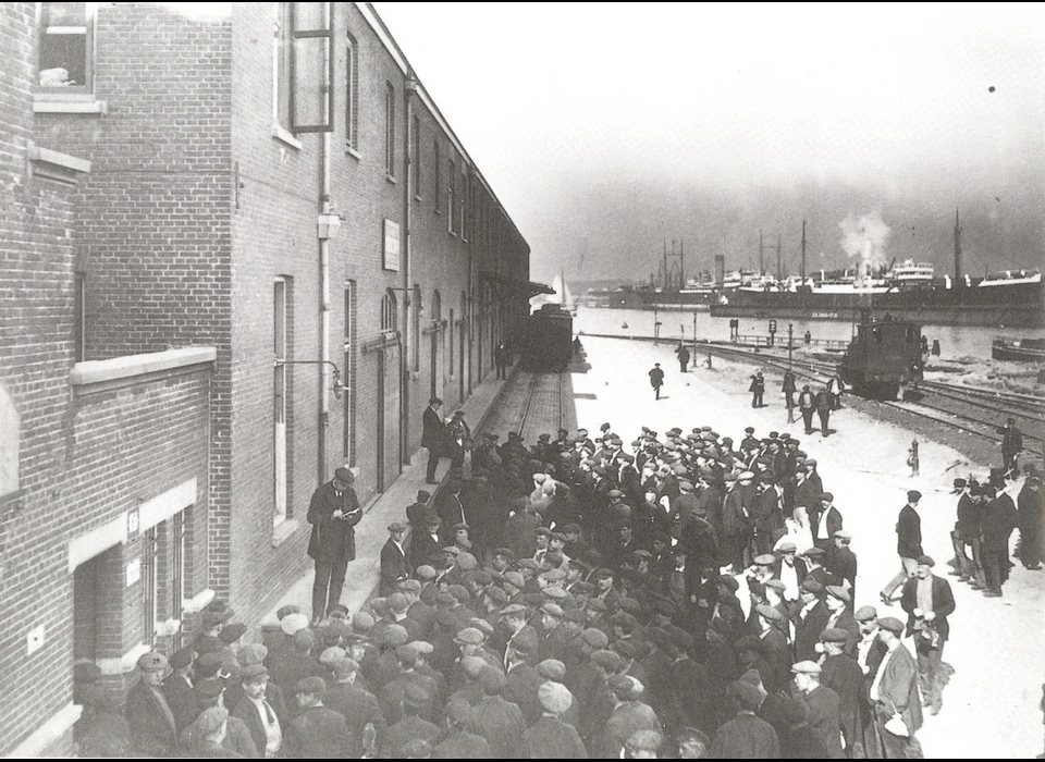 Sumatrakade loods Holland van de SMN, besteken bootwerkers (1914), veel bootwerkers waren niet in vaste dienst maar 
					  werden per klus aangenomen, het besteken