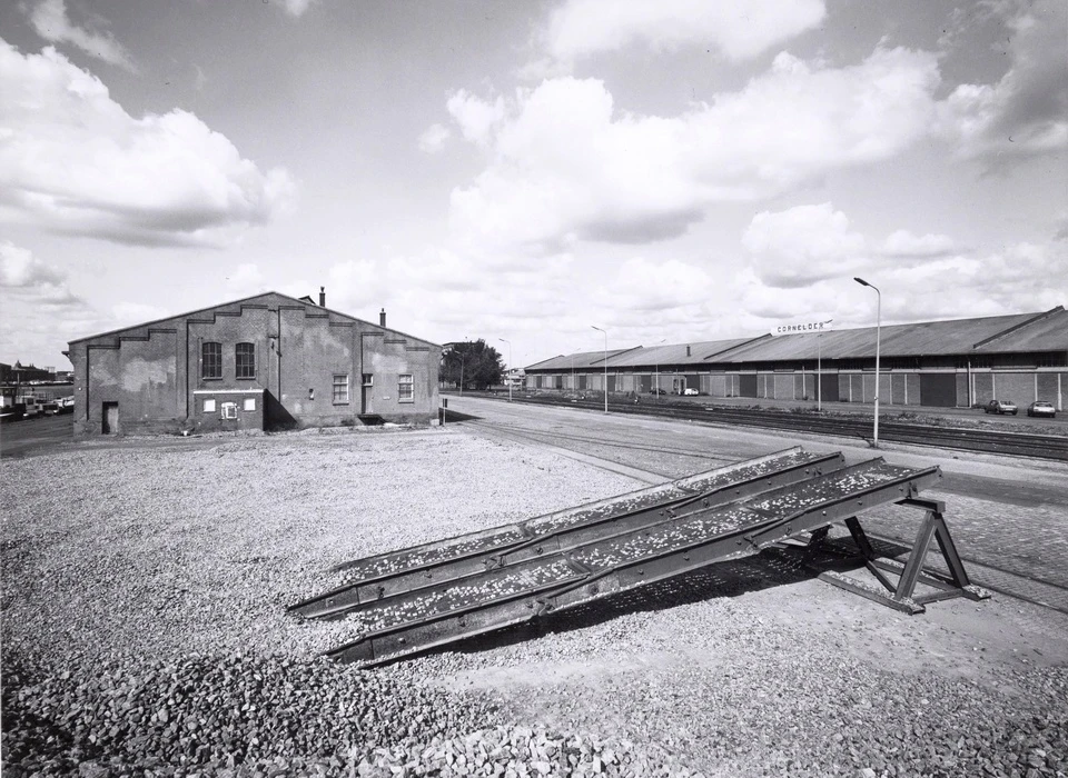 Sumatrakade rechts de firma Cornelder links Javakade loods G van de SMN (1983)