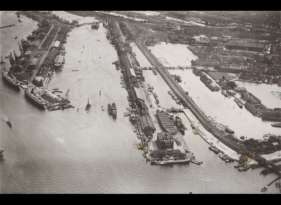 luchtfoto van links naar rechts Sumatrakade, Javakade, IJhaven, Oostelijke Handelskade (1930)