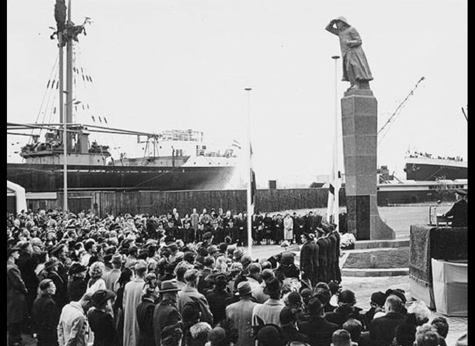 Javakade Zeeman op de uitkijk, beeld van Pieter Starreveld, oorlogsmonument SMN (1950)