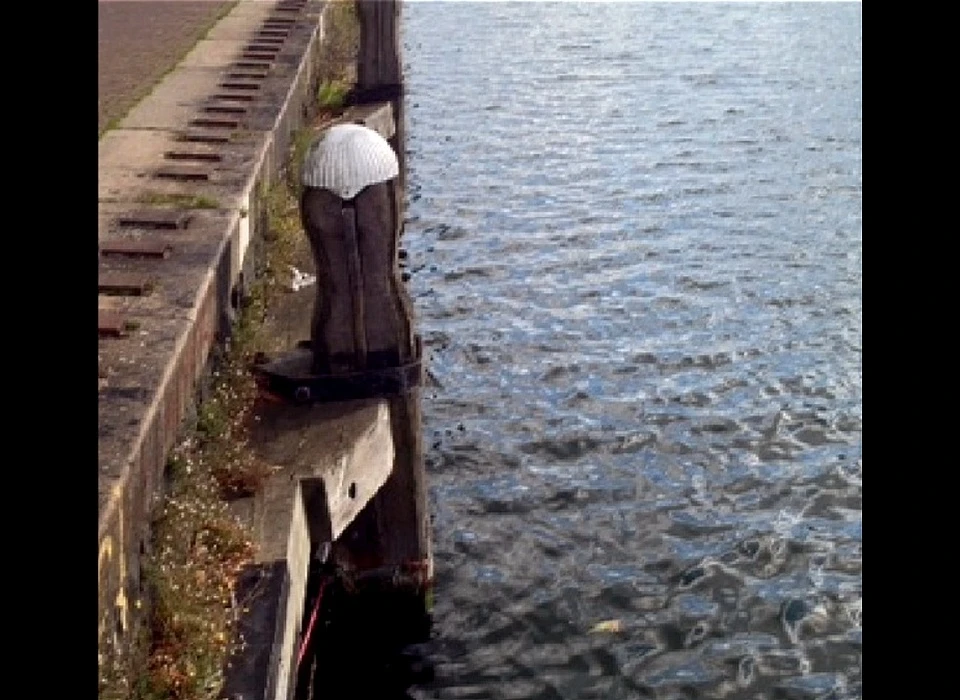 Javakade historische meerpaal en aanvaarbescherming (2006)