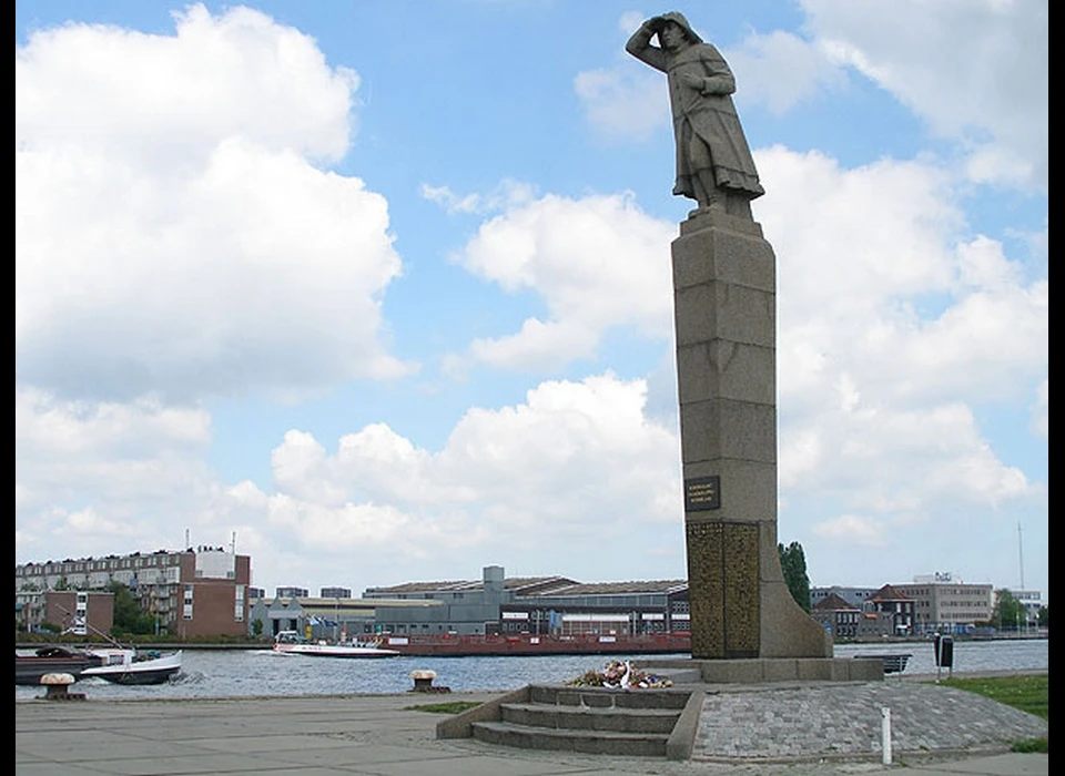 Javakade Zeeman op de uitkijk, beeld van Pieter Starreveld, oorlogsmonument SMN na veel omzwervingen terug geplaatst in 2003