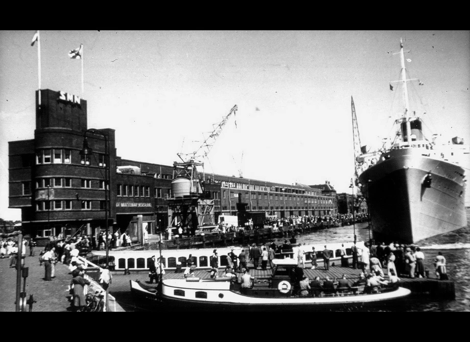 Javakade emplacement SMN en passagiersschip Oranje (1950)