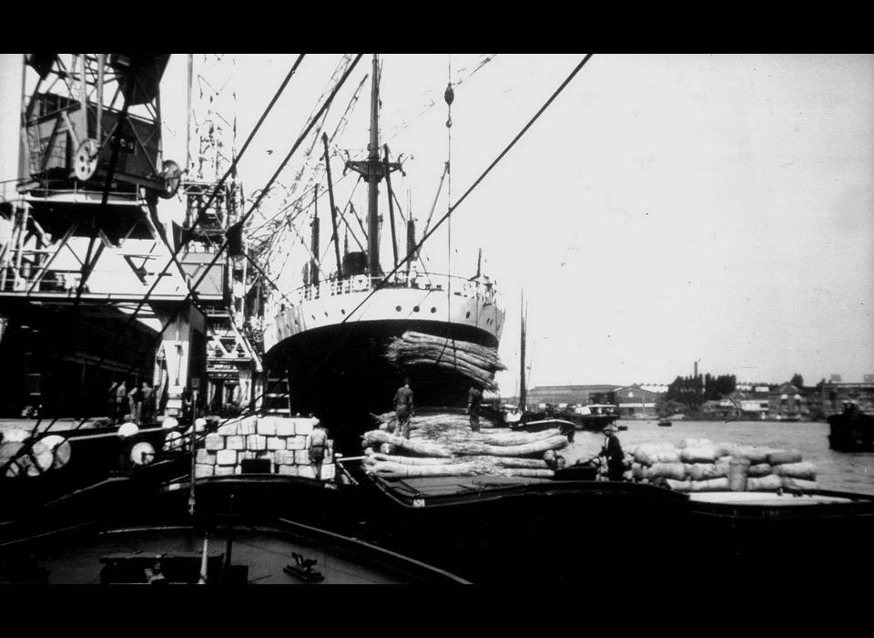 Javakade vrachtschepen bij de SMN (1950)