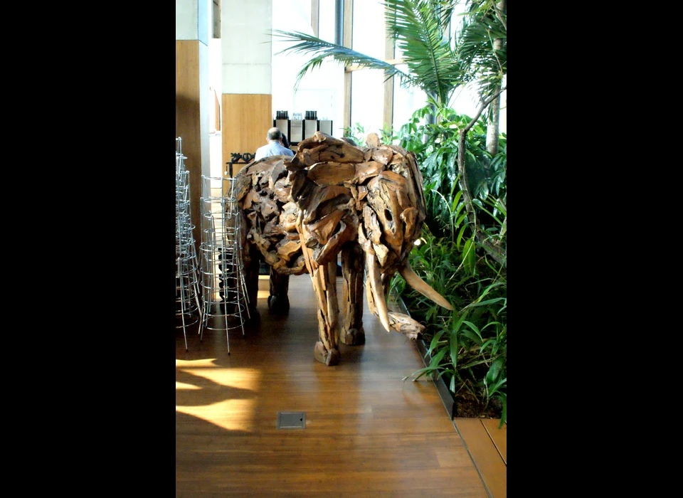 Javakade 766 hotel Jakarta kunstwerk olifant in restaurant (2019)