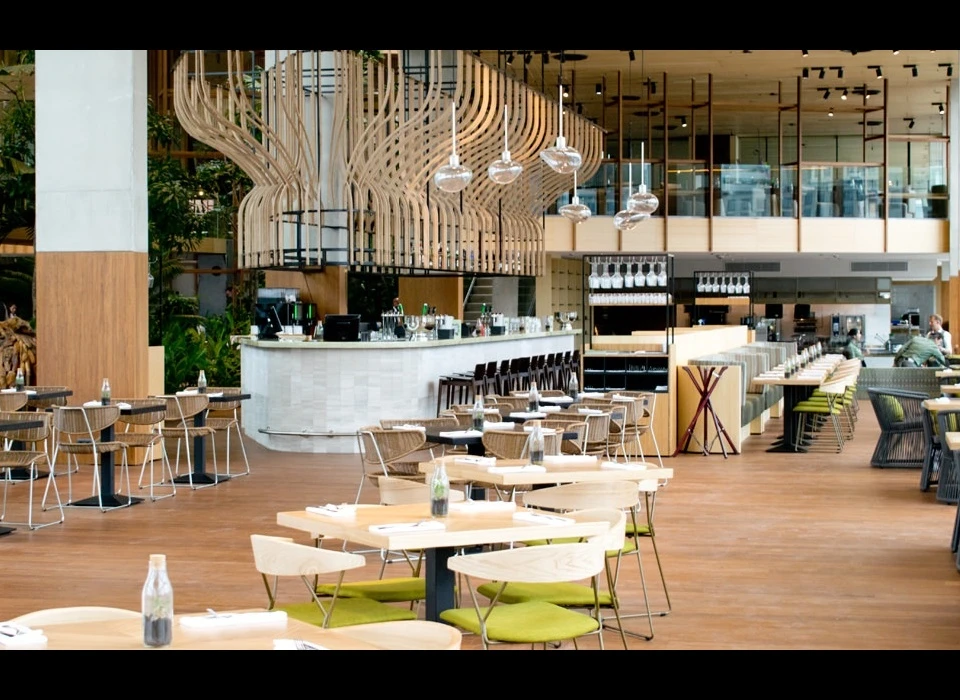 Javakade 766 hotel Jakarta restaurant gezien naar lounge op de eerste verdieping (2019)