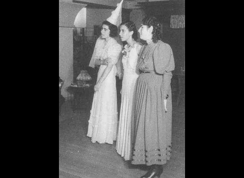 J.J.Viottastraat 36 De dochters Korijn: Theodora, Anna en Elise (ca.1938)