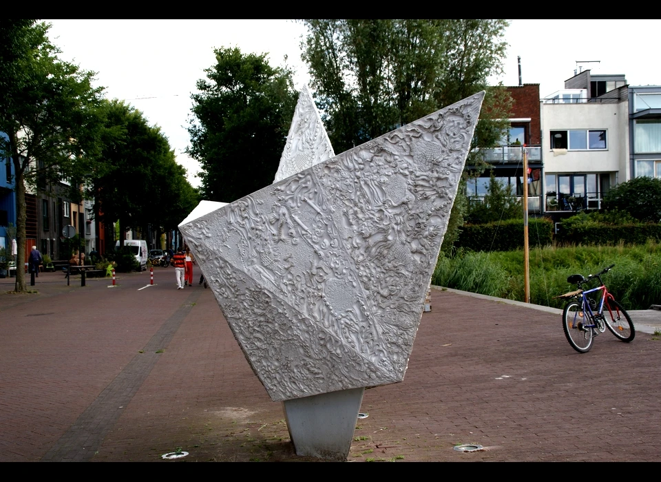 Jan Olphert Vaillantlaan tegenover 159 kunstwerk gevouwen scheepje door Suzanne Willems (2020)