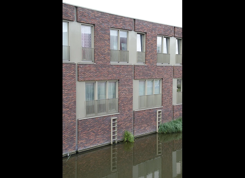 Jaap Speyerstraat 143-145 een ladder aan de achterzijde reikt in het water (2020)