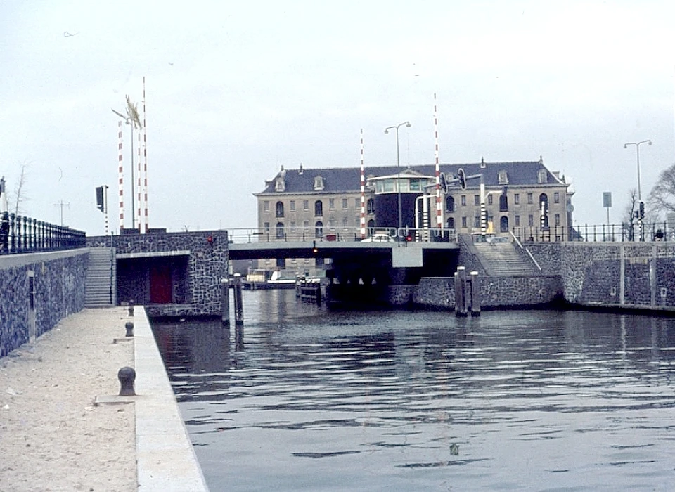 Kadijksplein Kortjewantsbrug en Admiraliteitsgebouw, nu Scheepvaartmuseum (1973)