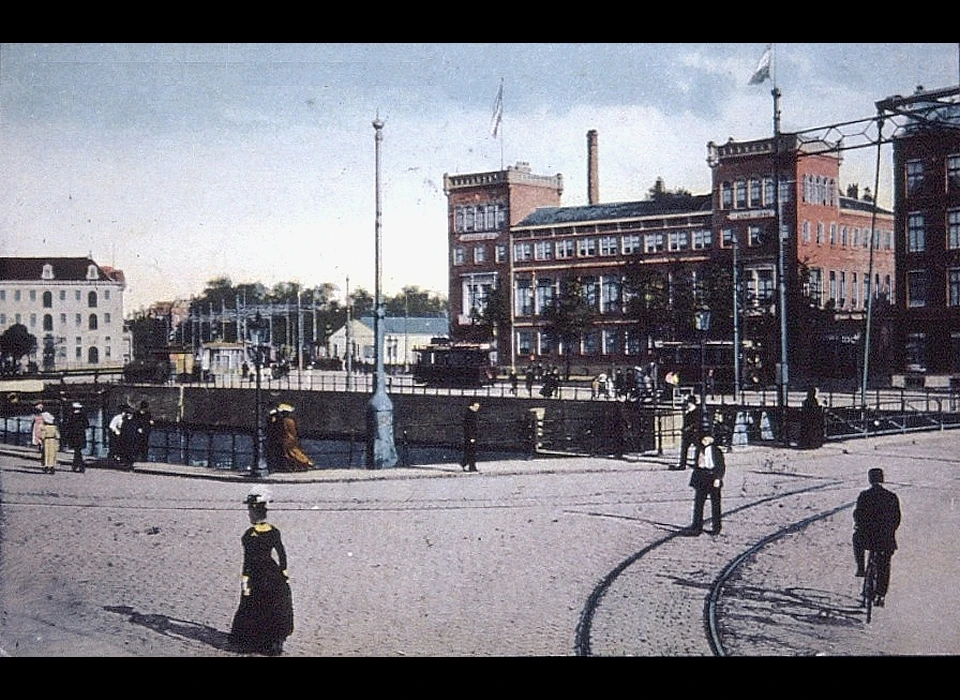 Kadijksplein 17-18 Zeemanshuis vanaf Schippersgracht bij Scharrebiersluis (ca.1910)