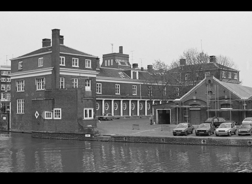 Kadijksplein 1-3 en links Entrepotdok 1 (1980)