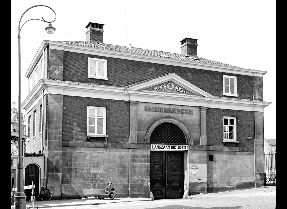 Kadijksplein 1-3 poortgebouw voormalig Entrepotdok met gesloten deuren (1961)