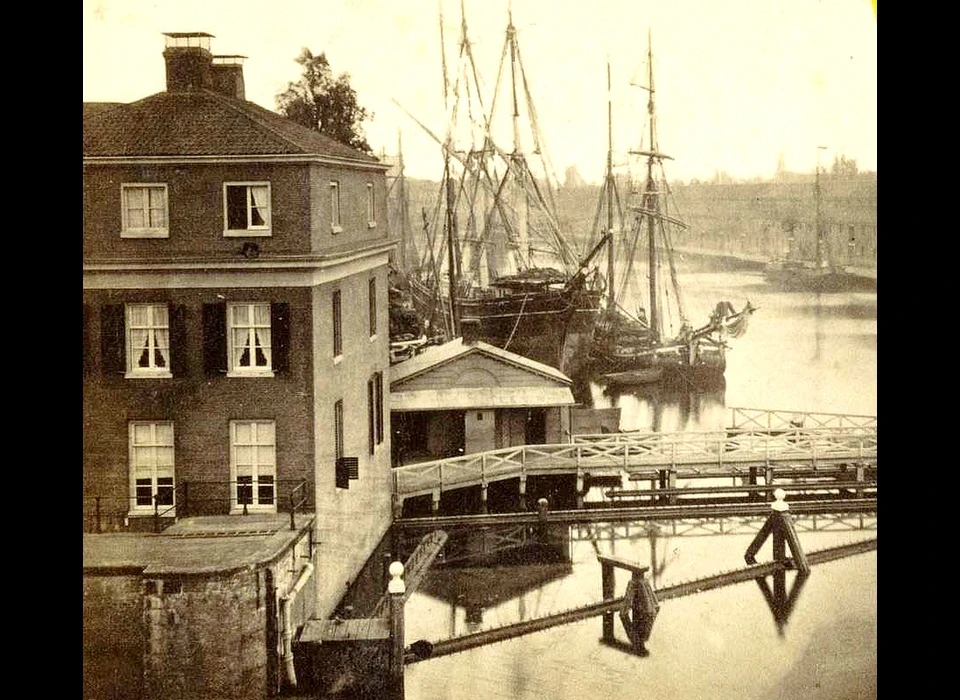 Kadijksplein 1-3 van Nieuwe Herengracht bij water Entrepotdok (ca.1880)