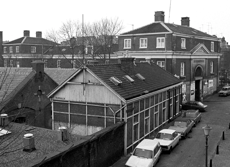 Kadijksplein 4 Koffiehuis van den Volksbond vanuit Laagte Kadijk (1980)