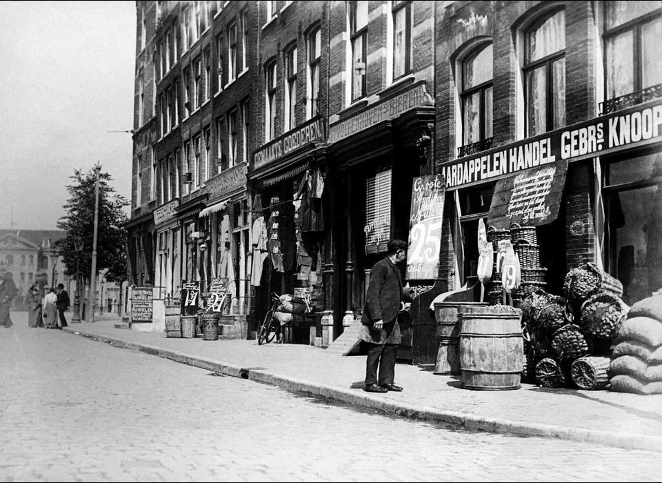 Kadijksplein 5-11 v.r.n.l. met op nr.7 (voorheen 3) de winkel voor Gemaakte goederen van de gebroeders Adolfs (1907)
