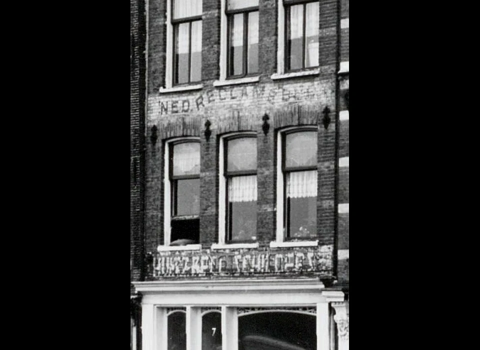 Kadijksplein 7 nog resten geschilderde reclame voor Ned. Reclame Buro en Huis- & Reclame Schilders (1983)