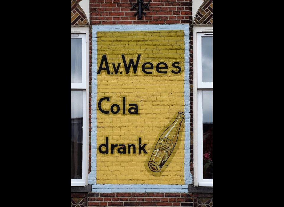 Kadijksplein 11 2009 gevelreclame voor cola drank van A.van Wees