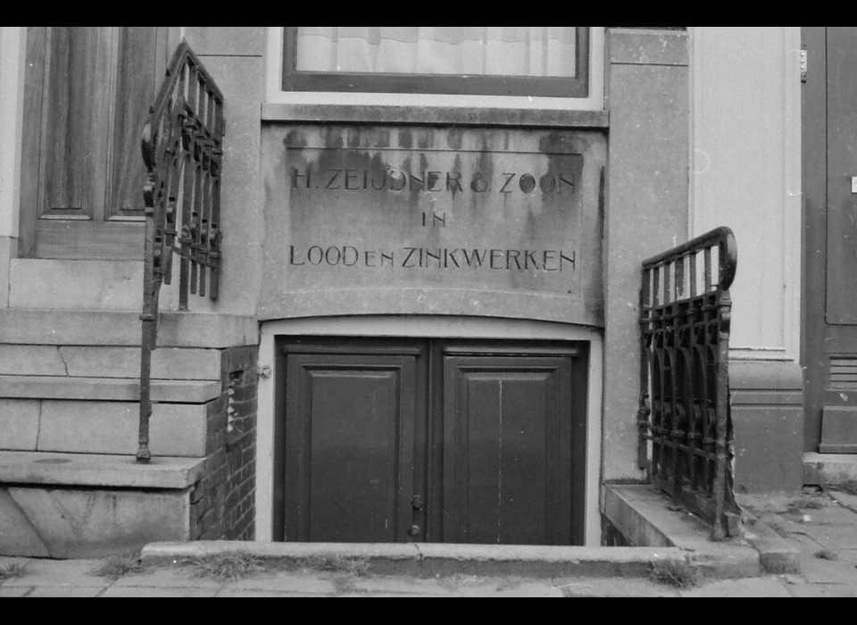 Kadijksplein 14 kelderingang H.Zeijdner & Zoon in lood en zinkwerken (1984)