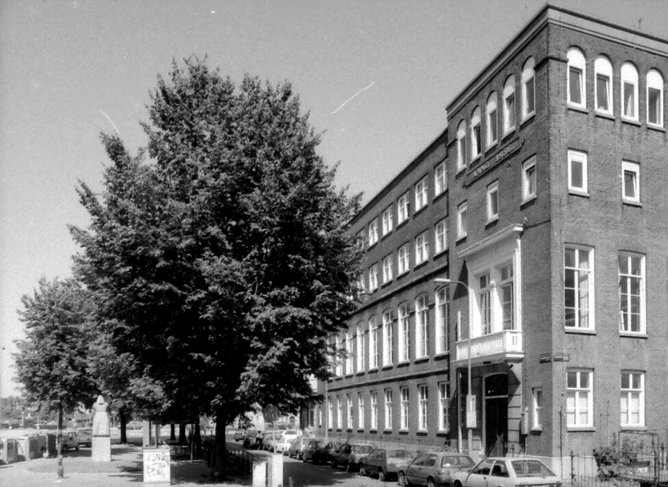 Kadijksplein rechts Zeemanshuis, links beeld Zeeman van Joost Barbiers (1995)