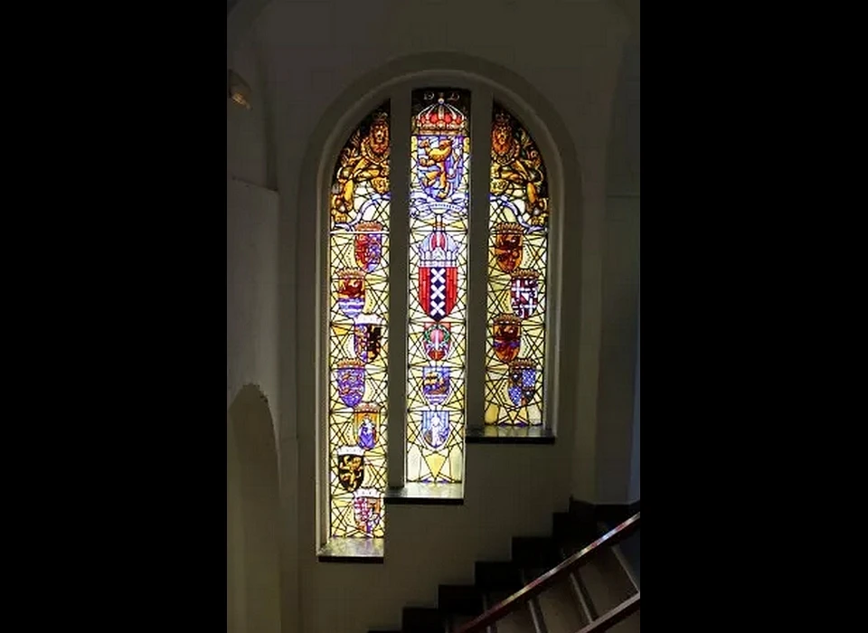 Kadijksplein 17-18 interieur trappenhuis met glas-in-loodramen van atelier Bogtman (2014)