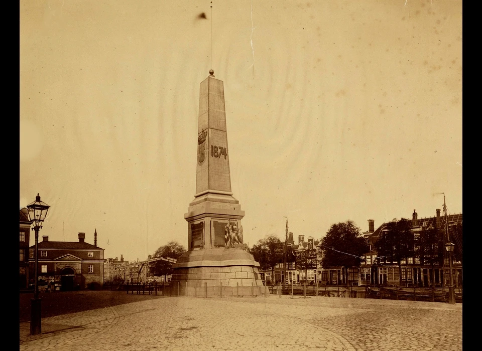 Kadijksplein Gedenknaald (tijdelijk) ter gelegenheid van het 25-jarig regeringsjubileum van koning Willem III (1874)