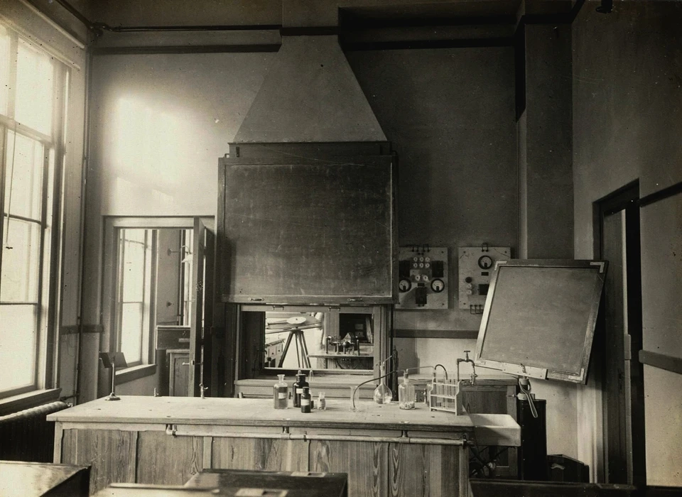 Kadijksplein 17-18 Zeemanshuis scheikundelokaal één van de verschillende leslokalen (1915)