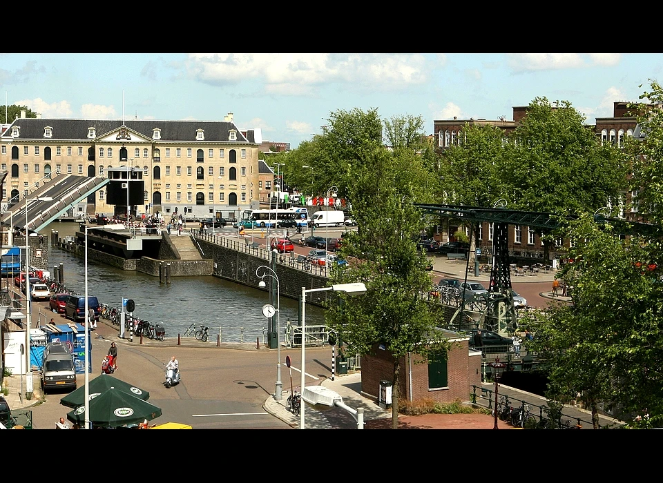 Kadijksplein zicht op Scharrebiersluis (voor) en Kortjewantsbrug (achter) vanaf Rapenburgerplein (2007)