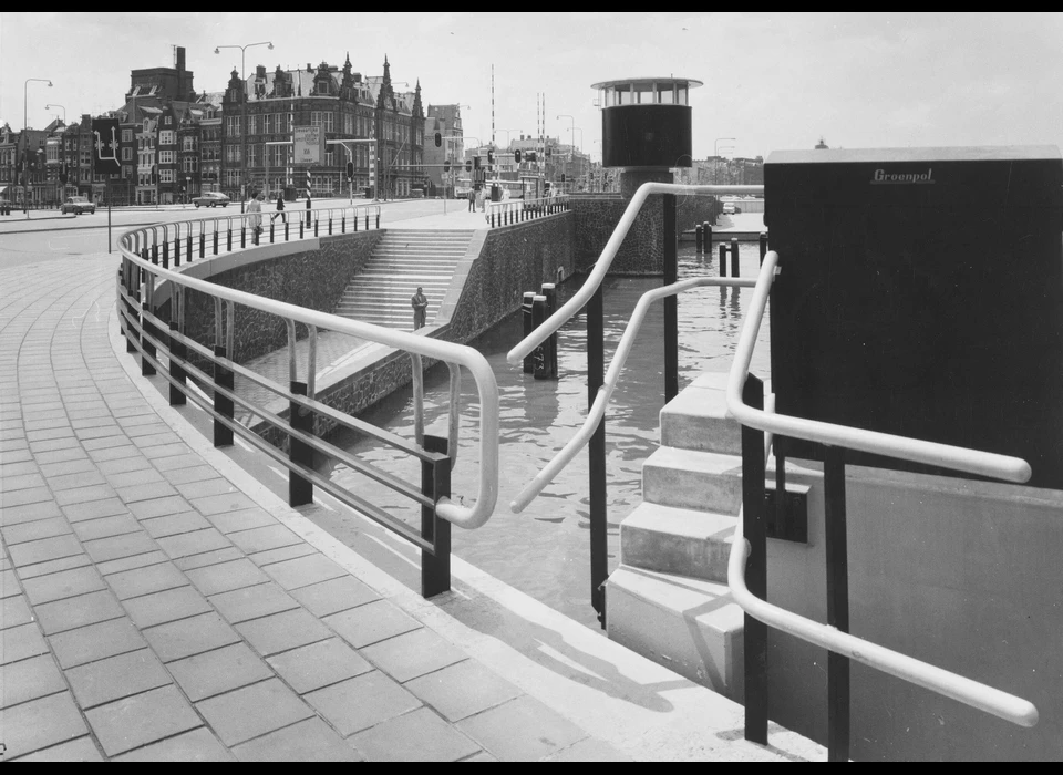 Kadijksplein Kortjewantsbrug trappen naar onderdoorgang (ca.1975)