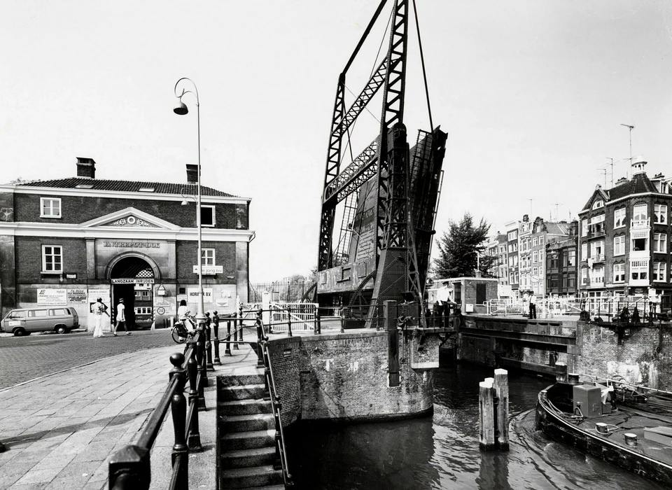 Kadijksplein Scharrebiersluis geopend voor de scheepvaart (1982)