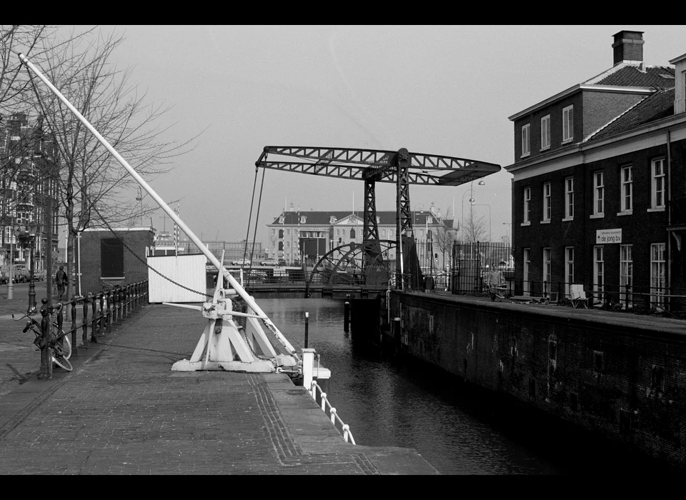 Kadijksplein Scharrebiersluis vanaf Rapenburgerschutsluis (1982)