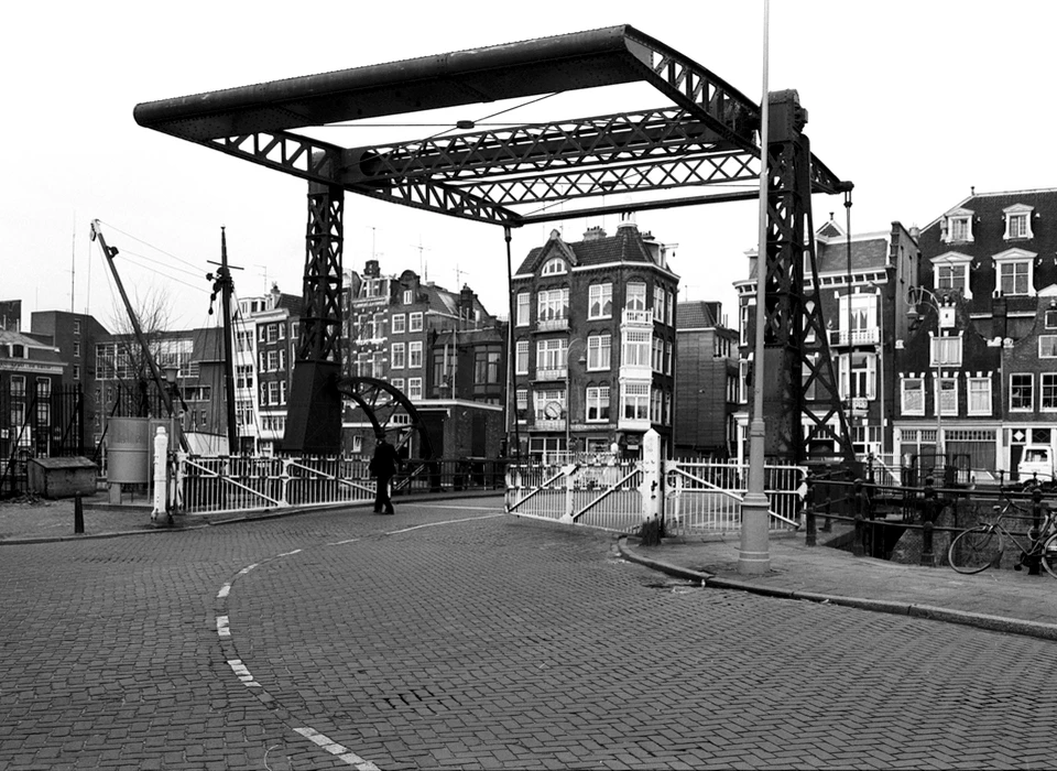 Kadijksplein Scharrebiersluis handmatig sluiten afsluithekken (1982)