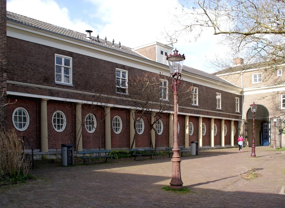 Kadijksplein 1-3 zijgevel met Toscaanse zuilengalerij voormalig administratiegebouw Entrepotdok (2023)