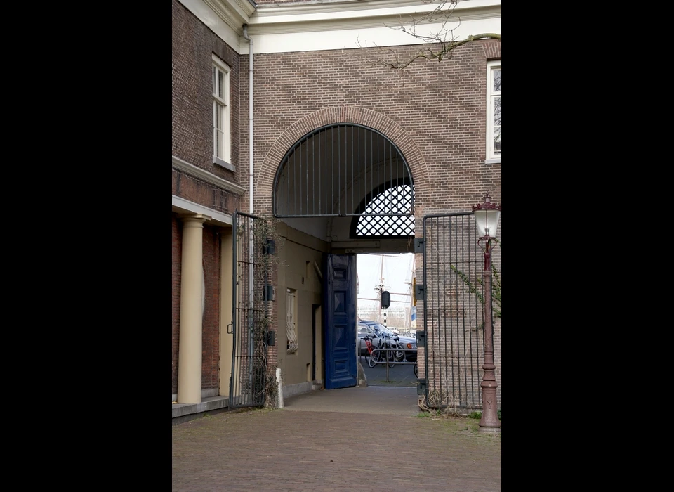 Kadijksplein 1-3 poort voormalig administratiegebouw Entrepotdok binnenzijde (2023)