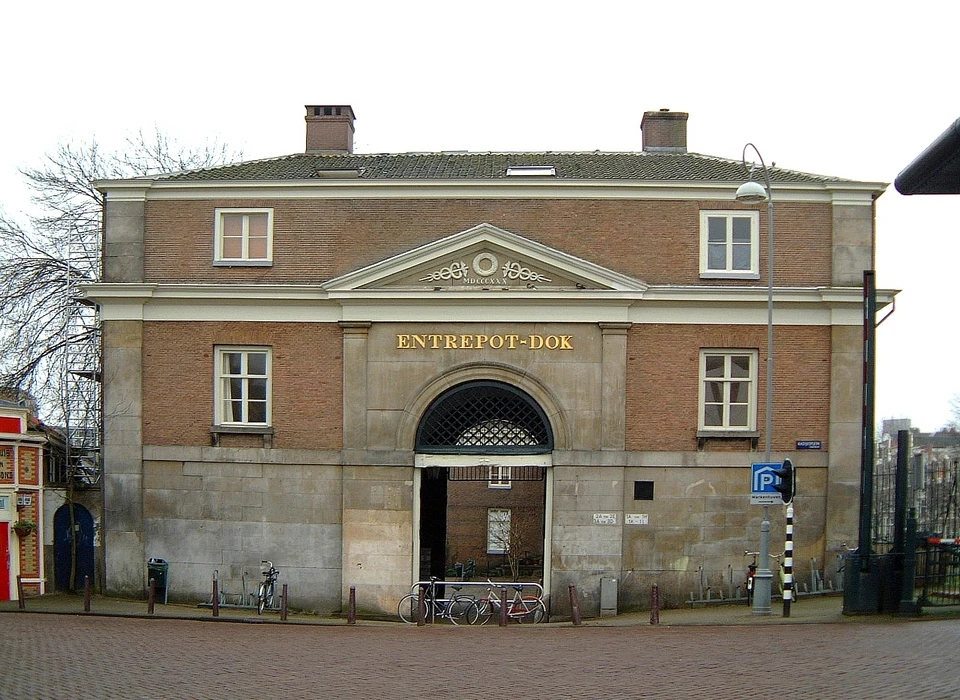 Kadijksplein 1-3 poortgebouw voormalig Entrepotdok (2007)