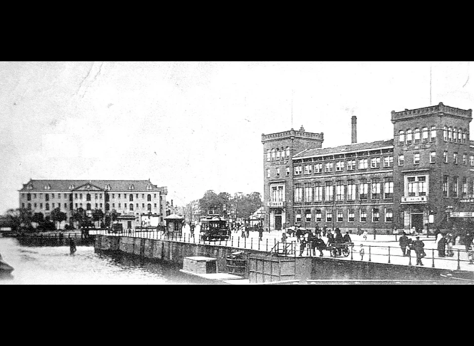 Kadijksplein links de Kortjewantsbrug is afgebroken, midden Kattenburgerbrug is vervangen, rechts Zeemanshuis (1906)