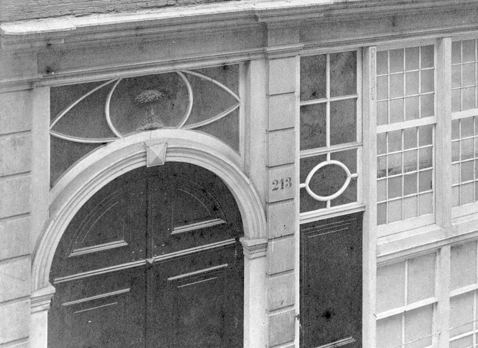 Kalverstraat 213-215 huiskerk het Boompje onderpui toegang kerk en pastorie (1911)