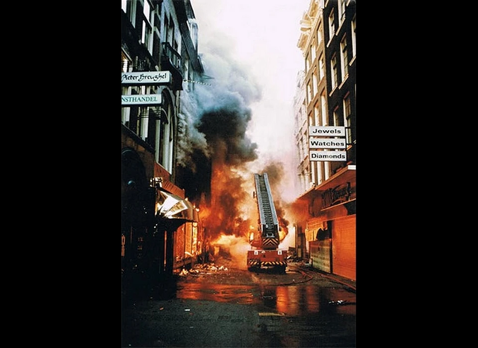 Kalverstraat 15 brand Hotel Polen kort na aankomst van de brandweer stort de gevel in en gaat een ladderwagen in vlammen op (1977)