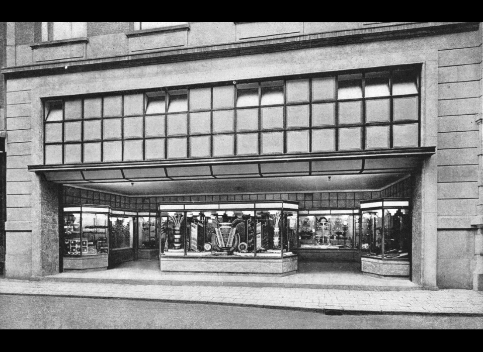 Kalverstraat 8 1928 bronzen winkelpui