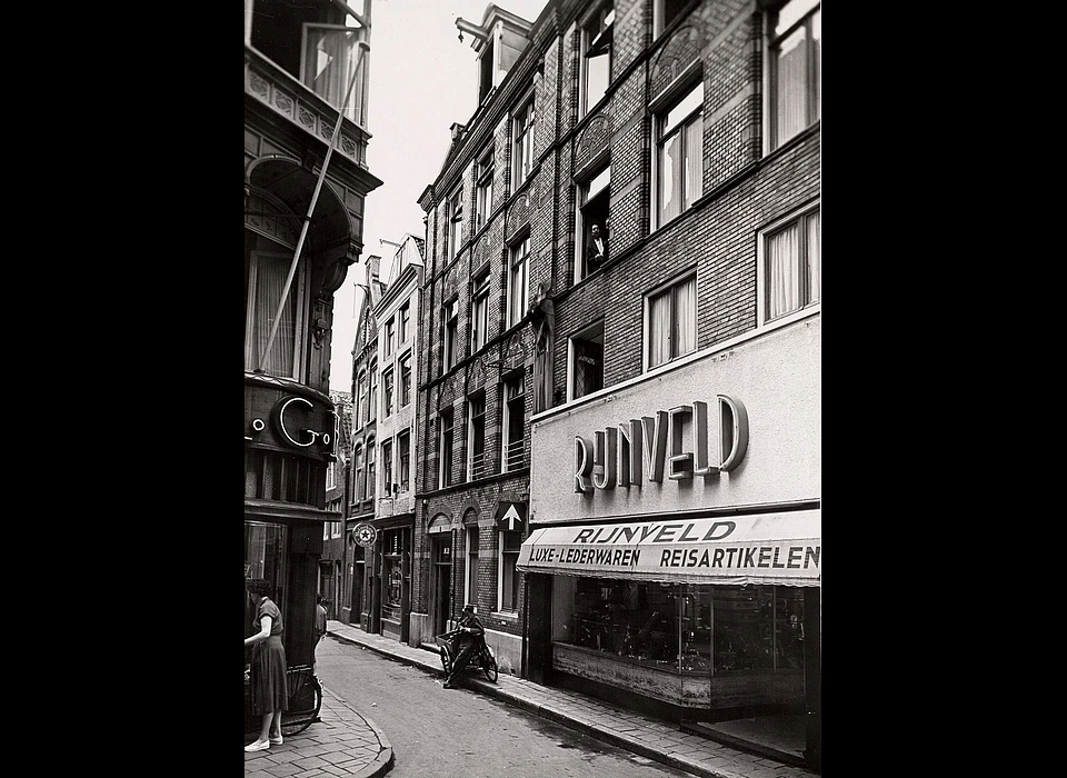 Begijnensteeg 2 hoek Kalverstraat 130 (1955)