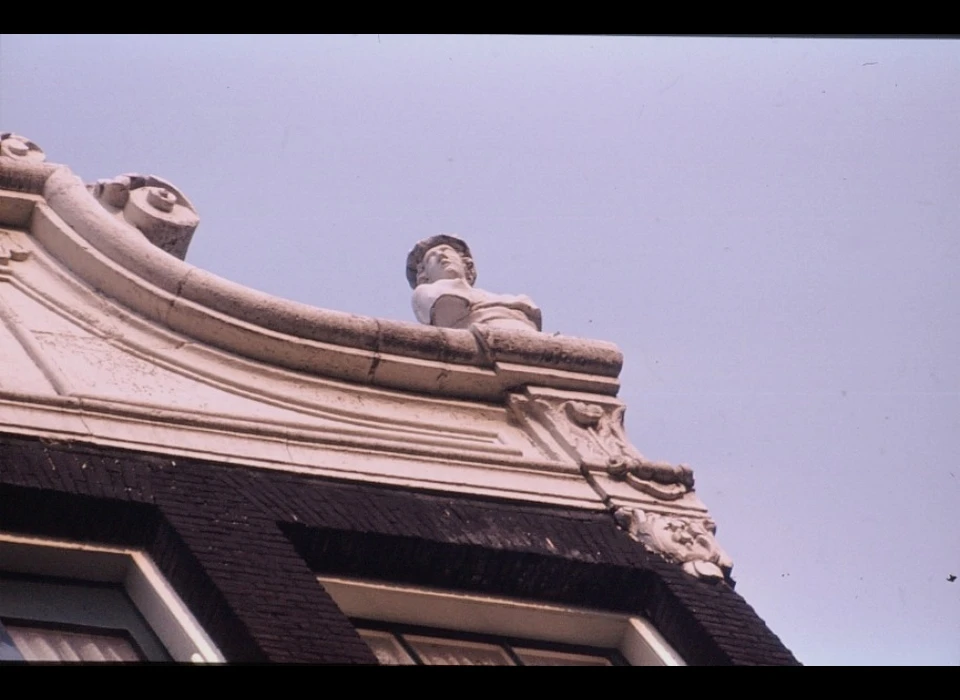 Kalverstraat 10 borstbeeld Mercurius (1976)