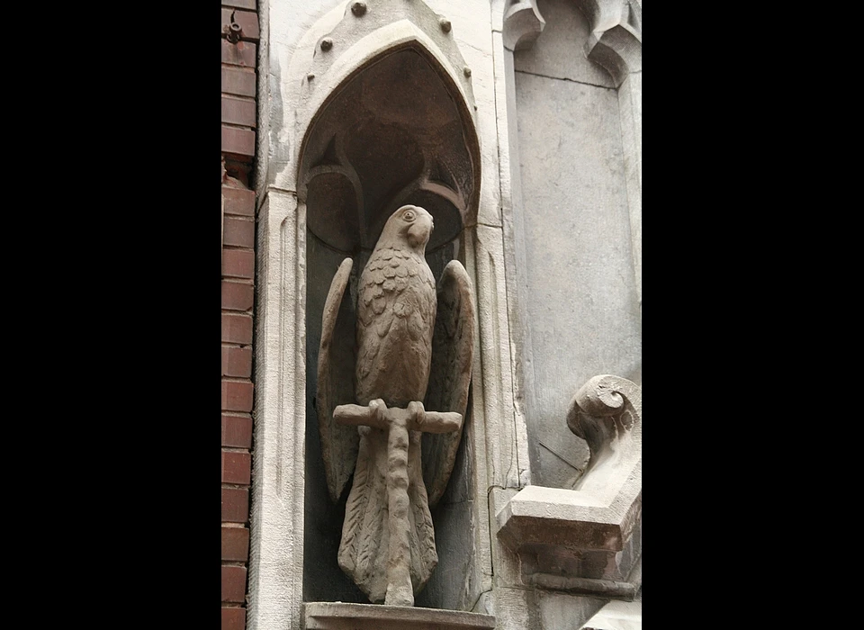 Kalverstraat 58 Petrus en Pauluskerk (de Papegaai) beeld papegaai (1976)