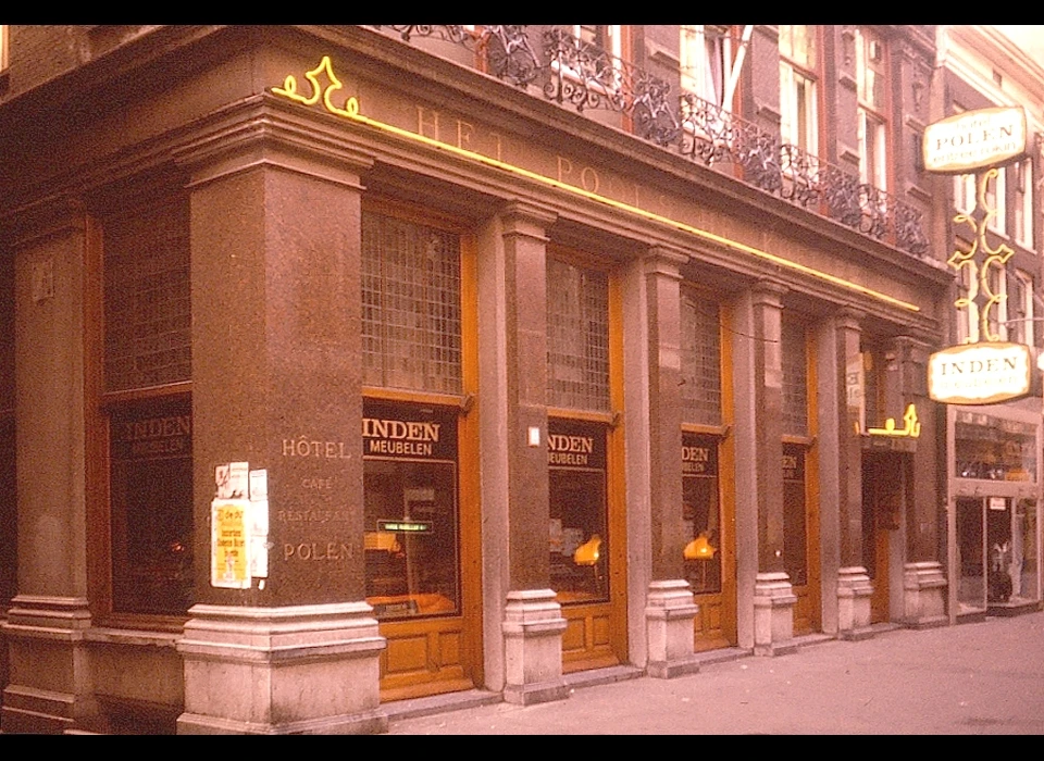 Kalverstraat 15 in de gevel is nog de voorgaande benaming te lezen: Hotel Polen, Poolsche Koffiehuis nu Inden meubeltoonzalen (1976)