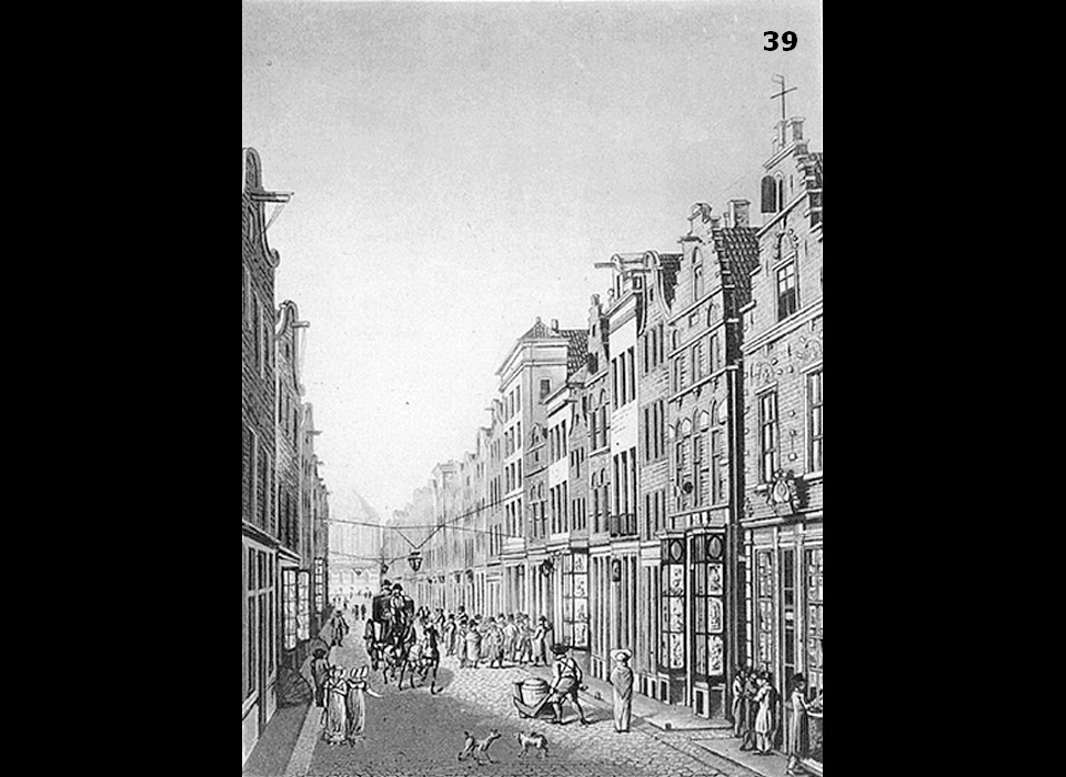 Kalverstraat 39 gezien in richting van de Dam 39 is rechts (A.Lutz) (1825)
