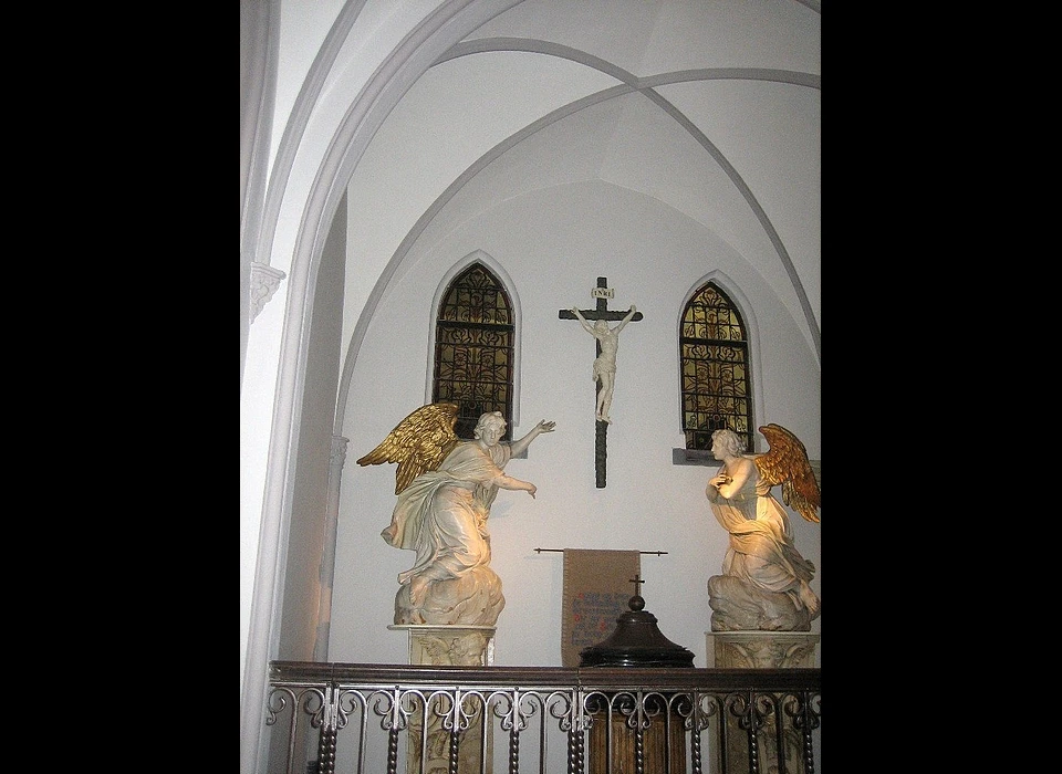 Kalverstraat 58 Petrus en Pauluskerk (de Papegaai) doopkapel met twee engelen (2012)