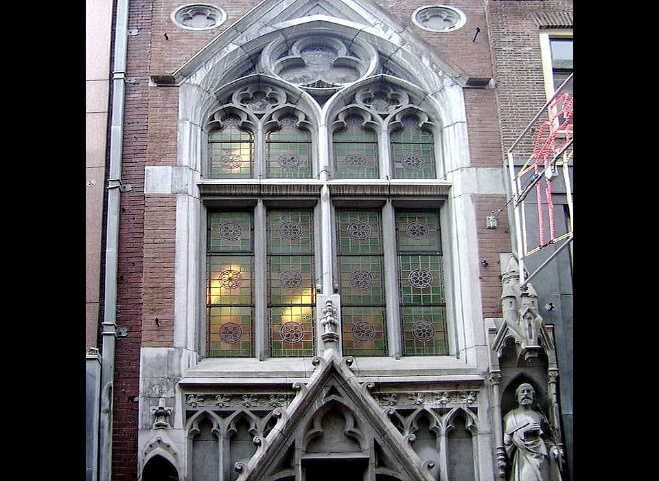 Kalverstraat 58 Petrus en Pauluskerk (de Papegaai) bovengevel (2012)
