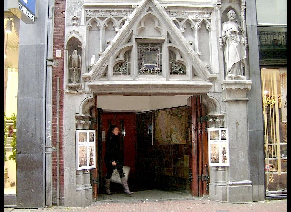 Kalverstraat 58 Petrus en Pauluskerk (de Papegaai) entree (2012)