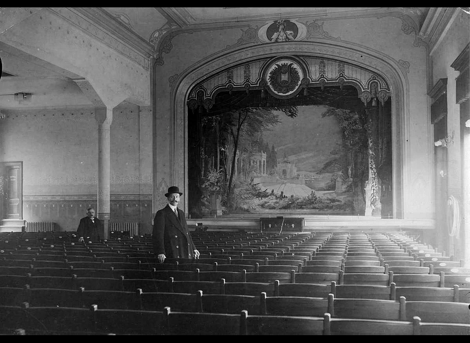 Kalverstraat 122 Theaterzaal van De Vereeniging (circa.1910)
