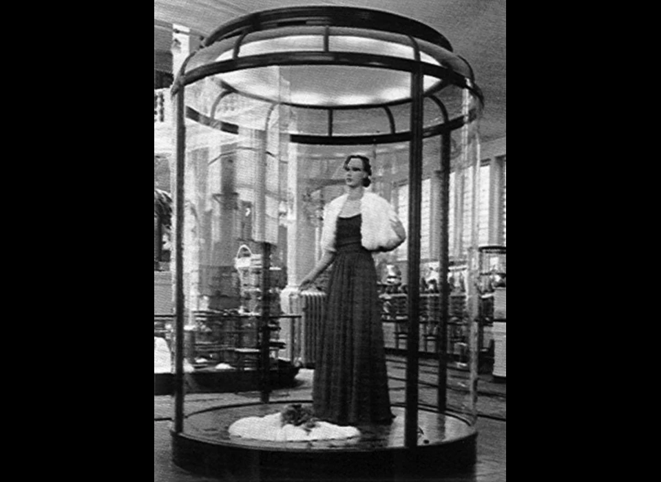 Rokin 140 De Bonneterie vitrine (1910)